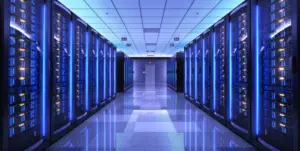 Pasillo frio de racks informaticos en centro de datos dis&ntilde;ado e instalado por dtc group con iluminacion LED azul y cableado de fibra optica